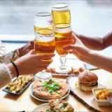 ¿Todos los tours incluyen comidas y traslados?