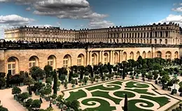 Pasea por los jardines del Palacio de Versalles.