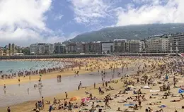 Pasea por la Playa de la Concha en San Sebastián.
