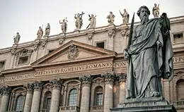 Explora la grandiosa Basílica de San Pedro en el Vaticano.
