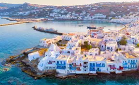 Recorrido por el casco antiguo sobre el mar.