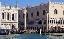 Traslado en barco a la Plaza de San Marcos.