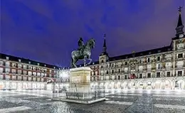 Cena y vino en la Plaza Mayor.