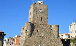 Visita el casco antiguo y el castillo en la ciudad costera de Termoli.
