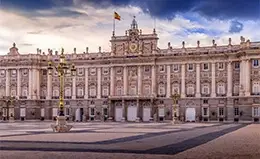 Descubre la majestuosidad del Palacio Real.