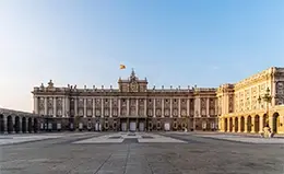 Explora el magnífico Palacio Real.