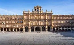 Explore la historia de Tordesillas paseando por la plaza principal pintoresca.