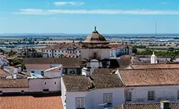 Paseo por las callejuelas de cal blancas de Évora.