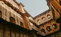 Descubrimiento del Templo de agua Agrasen Ki Baoli y la Puerta de la India.