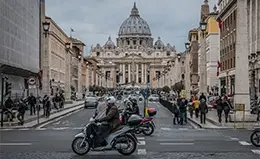 Pasea por San Pedro del Vaticano y sus museos.