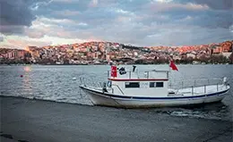 Paseo en barco por el río Moldava.