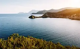 Almuerzo a bordo con vistas al mar Egeo