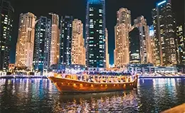 Cena a bordo de un Dhow con vistas nocturnas de Dubái