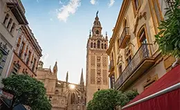 Cena y alojamiento en la mágica Sevilla.