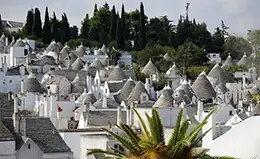 Conoce las icónicas casas trulli de Alberobello.