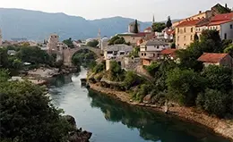 Cruza el icónico puente de piedra en Mostar