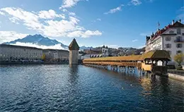 Explore la pintoresca ciudad medieval de Lucerna y su famoso Puente de la Capilla