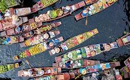 Opción de visitar el vibrante Mercado Flotante.	