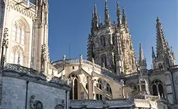 Visita a la majestuosa Catedral Gótica de Burgos.