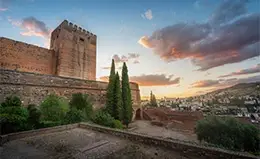Visita al impresionante Palacio de la Alhambra.