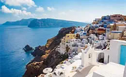 Asómbrate con la belleza única de Santorini y sus vistas impresionantes.