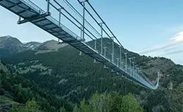 Cruzar el “puente tibetano” más largo de Europa.