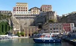 Explora Sorrento y su vibrante vida al pie del acantilado.