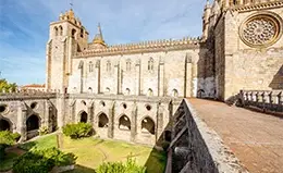 Explora la capilla de los huesos en Évora