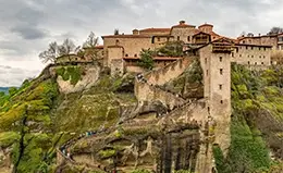 Explora los monasterios suspendidos de Meteora