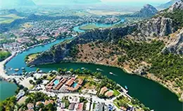 Paseo en barco por el romántico río Moldava.