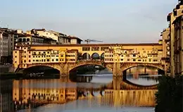 Recorrido por el icónico Ponte Vecchio y sus tiendas de orfebres.