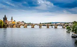 Cruza el icónico Puente de Carlos