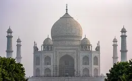 Llegada a Agra, hogar del icónico Taj Mahal.