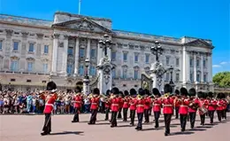 Observación del ‘Cambio de Guardia’ en el Palacio de Buckingham.