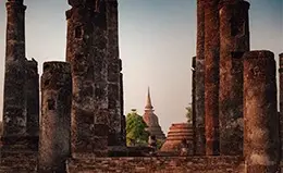 Paseo en bicicleta por el Parque Histórico de Sukhothai.	