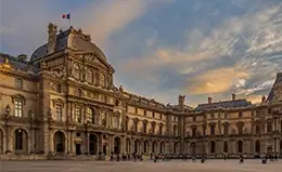 Visita el icónico museo del Louvre.