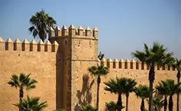 Admirar la muralla histórica de Marrakech.