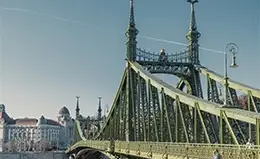 Visita el puente de la Libertad sobre el río Danubio