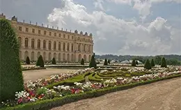 Explora el majestuoso Palacio de Versalles.