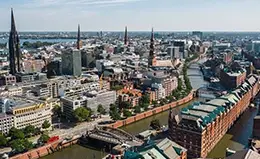 Explora el puerto de Hamburgo.