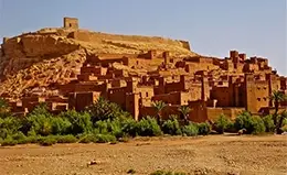 Explora el tradicional pueblo de adobe cerca de Khorbat