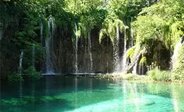 Navega en barco por los lagos turquesa de Plitvice