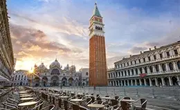 Navegación hacia la icónica Plaza de San Marcos