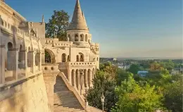 Recorre el casco antiguo de Buda y el comercial Pest.
