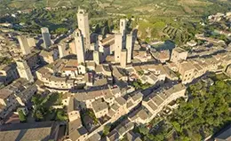 Pasea por los pintorescos callejones de San Gimignano.