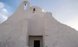 Visita la histórica Iglesia Paraportiani