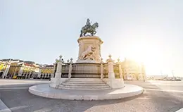 Descubre los monumentos emblemáticos de Roma en una visita panorámica.