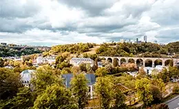 Pasea por la capital europea de Luxemburgo.