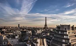 Subida al segundo piso de la icónica Torre Eiffel.