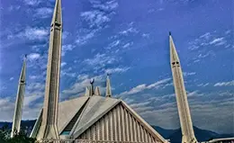 Admira la impresionante mezquita Faisal, un símbolo de generosidad y fe.